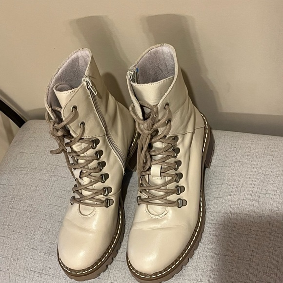 Bertuchi Almond/Cream Leather Lug Sole Lace-up Combat Boots, sz 7.5 - Picture 3 of 6